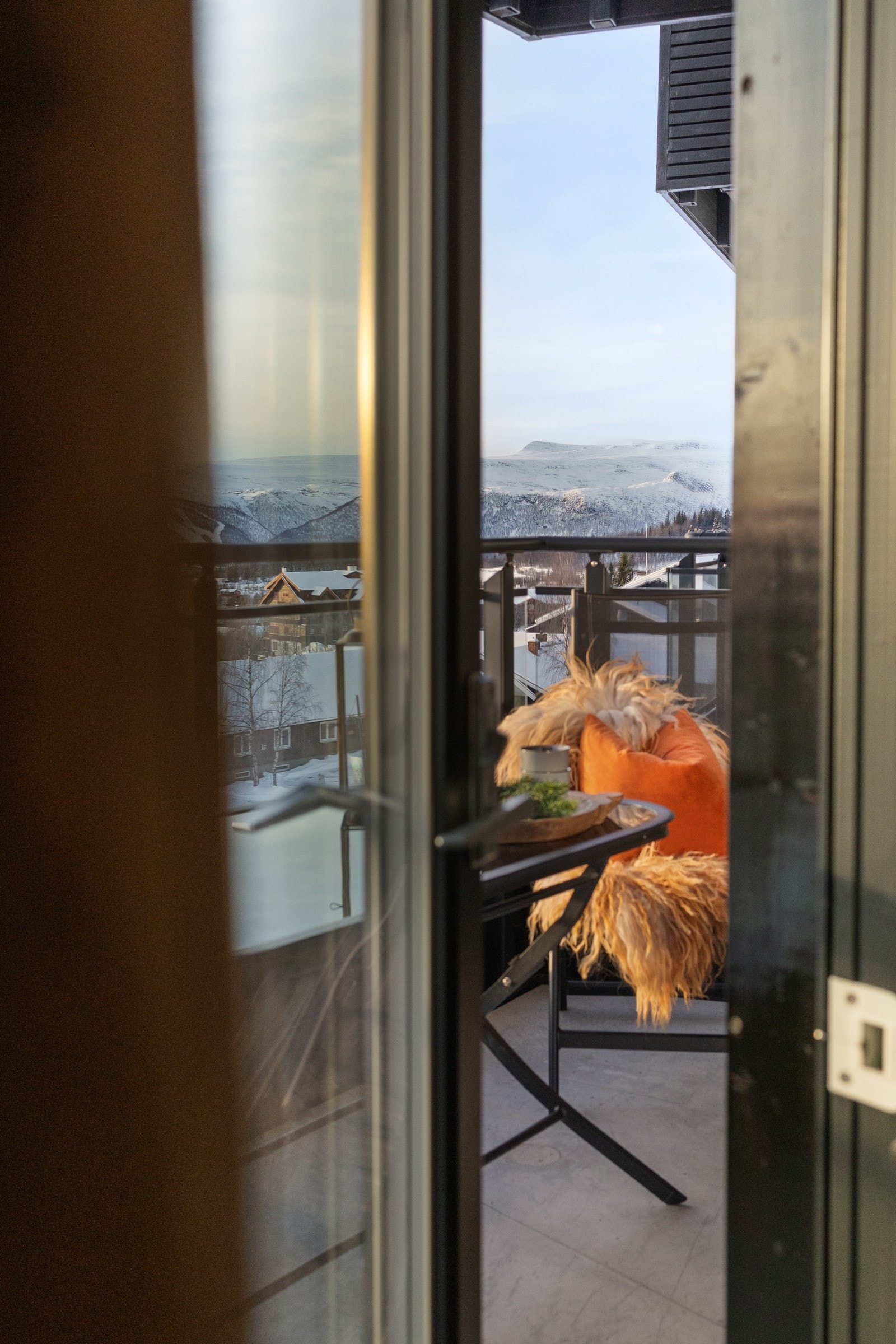 En flott utsikt fra leiligheten kan nytes både fra balkongen og fra inne Galleribilde