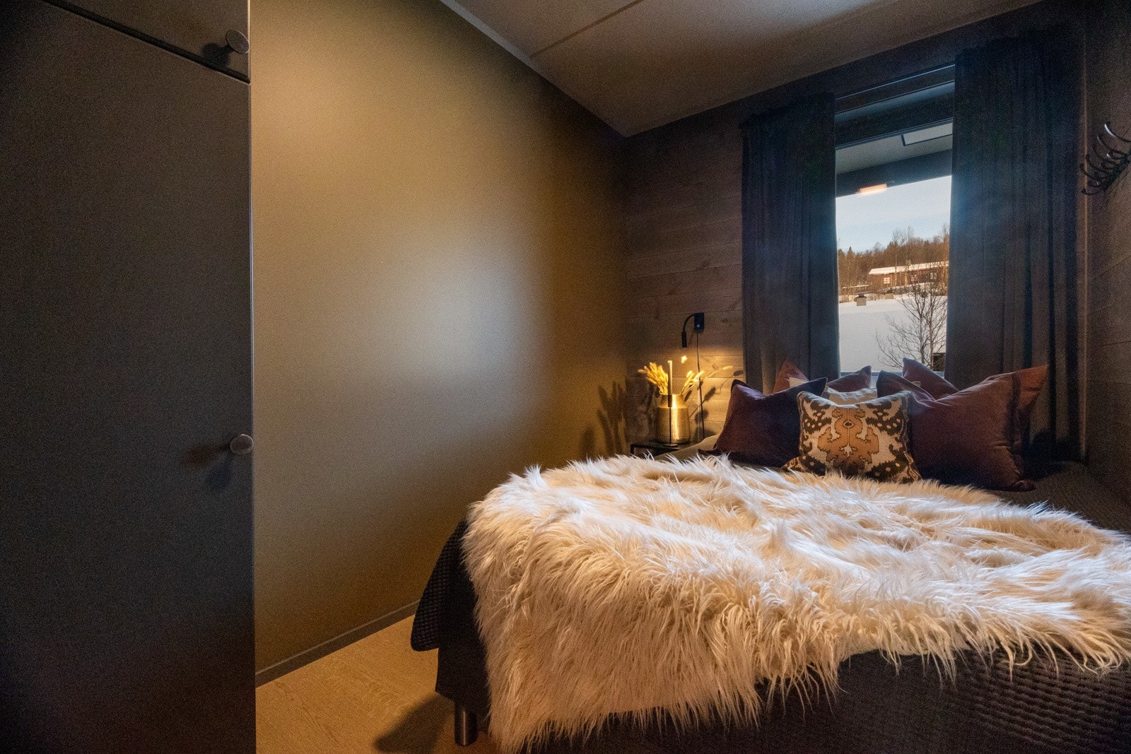 Plass til dobbeltseng og garderobeskap Galleribilde