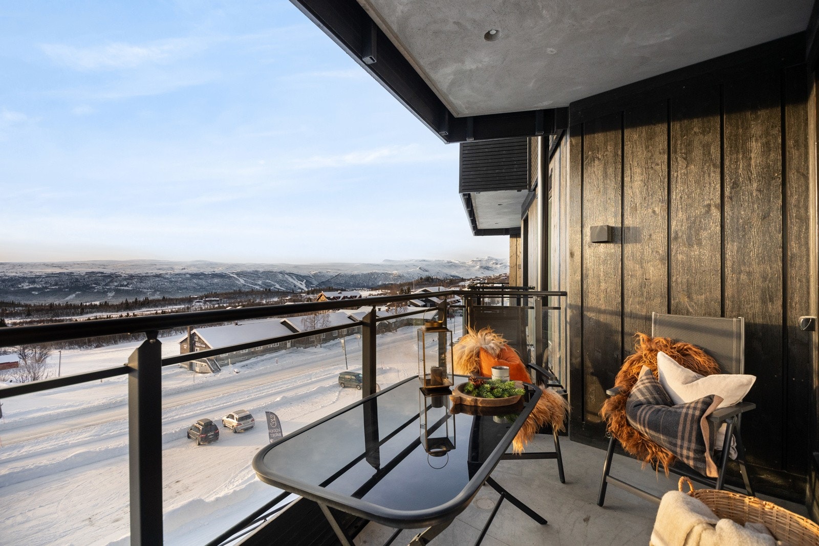 Overbygd balkong med plass til sittegruppe Galleribilde