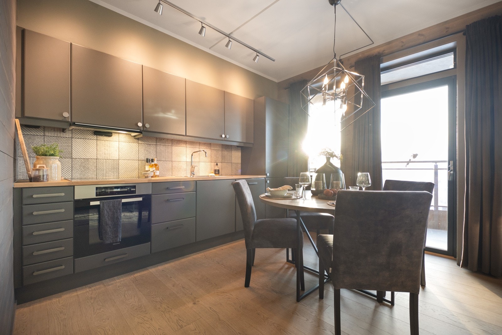 Adkomst ut til balkong fra kjøkkensiden Galleribilde