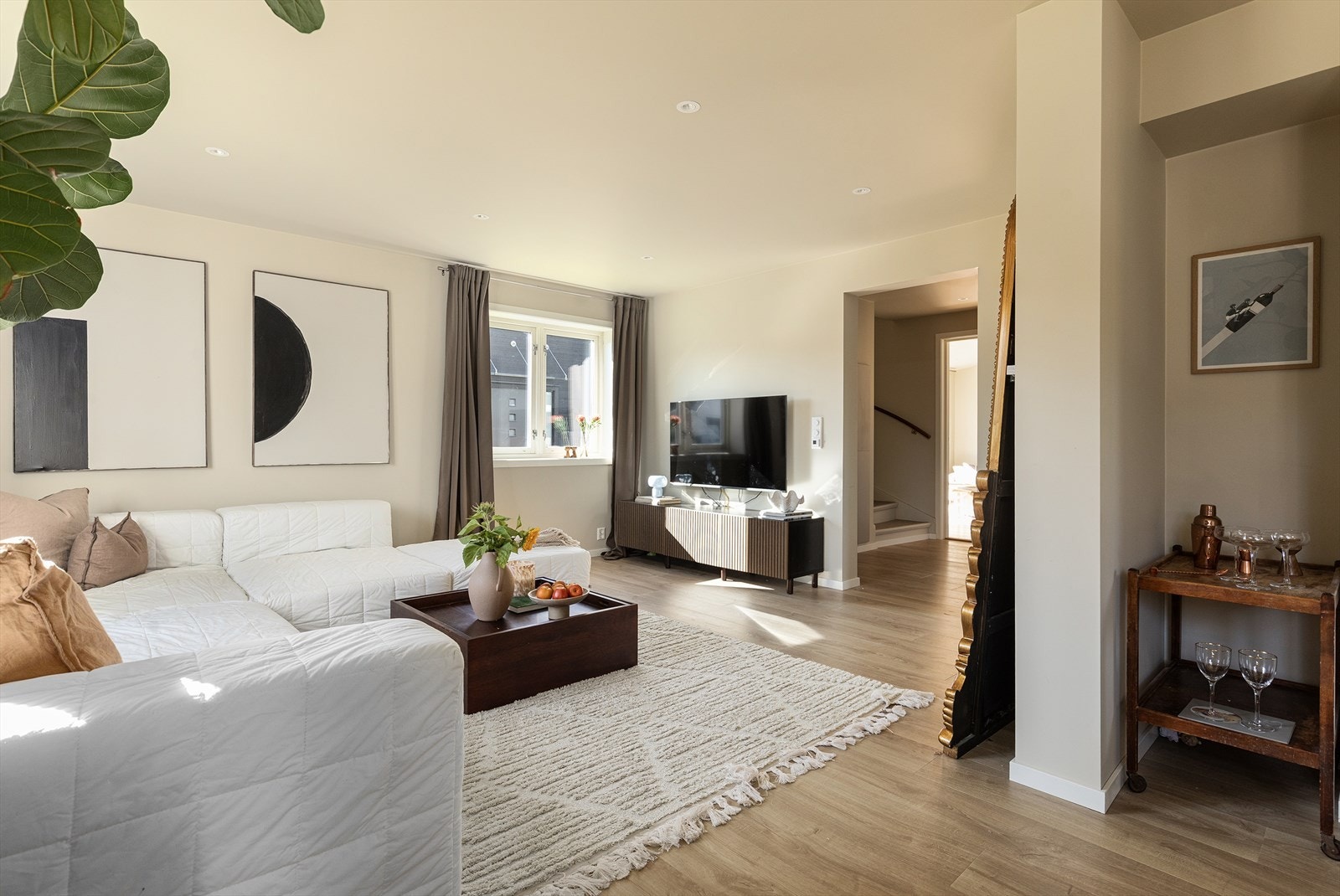 Boligen har en god planløsning som gir plass til både sofagruppe og øvrig møblement. Boligen bærer preg av gode og gjennomtenkte material- og fargevalg i alle rom. Galleribilde