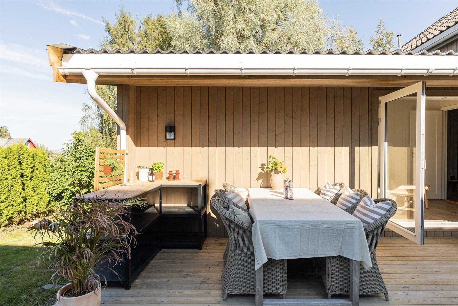 Delvis overbygd vestvendt terrasse Galleribilde