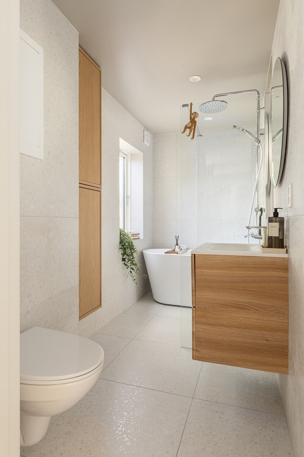 Flislagt bad med både badekar og dusj. Galleribilde