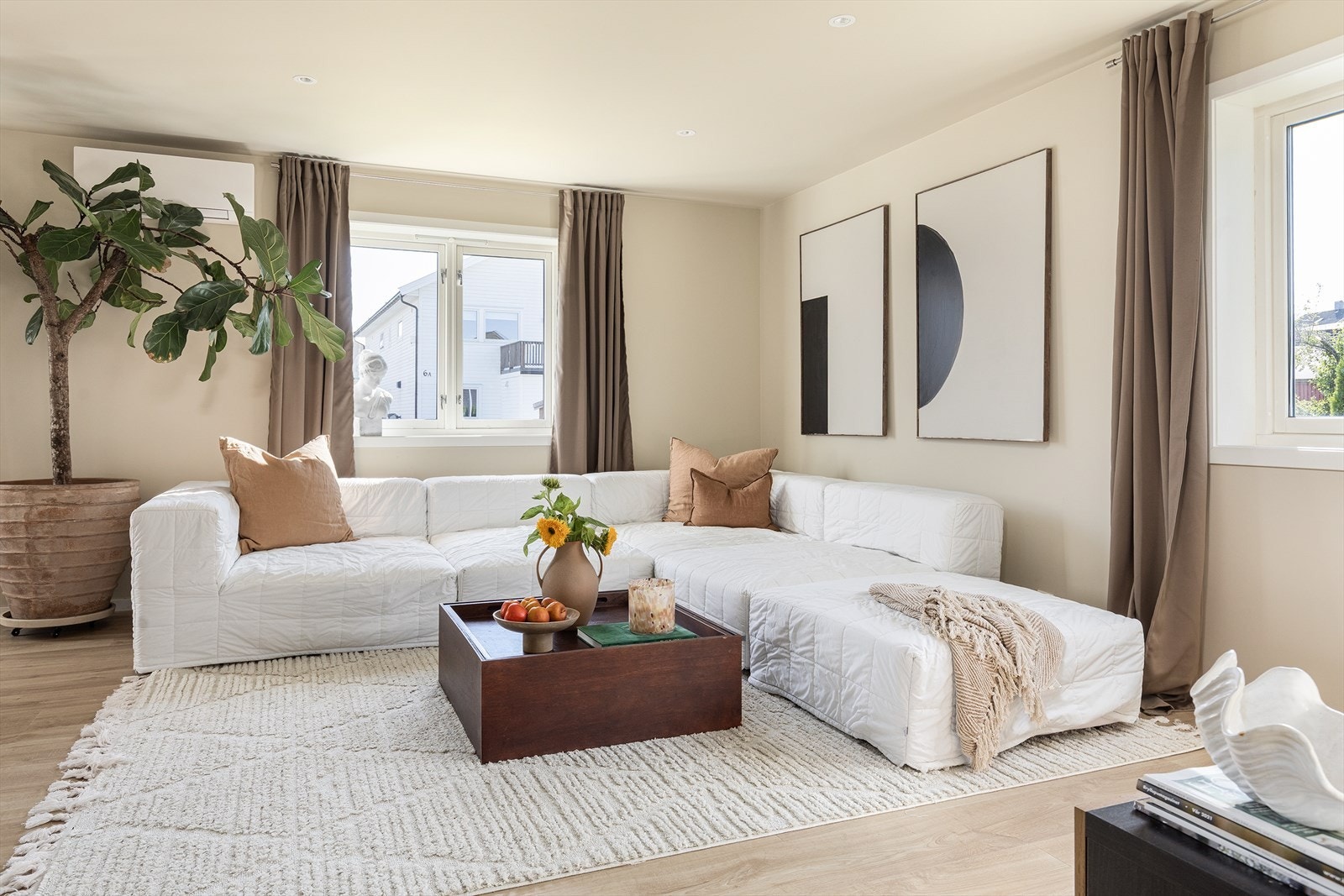 Stuens gode utforming gir et godt grunnlag for å innrede rommet etter eget ønske. Galleribilde