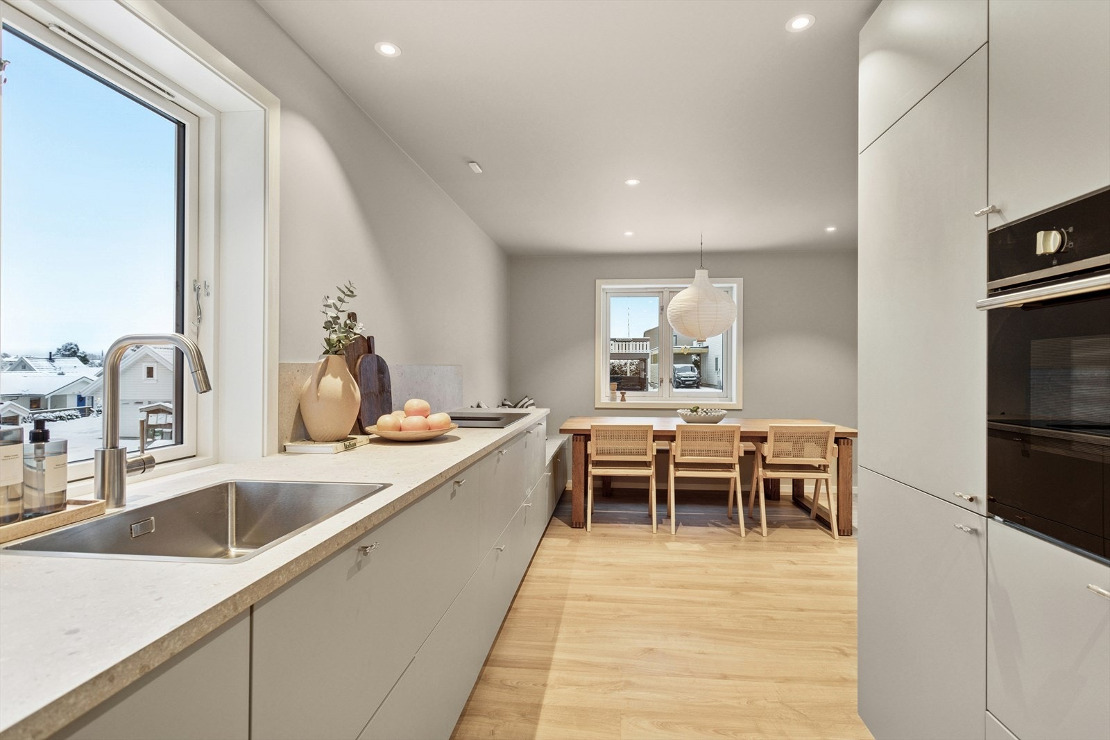 Spisebordet finner sin naturlige plassering ved kjøkkensonen. Galleribilde