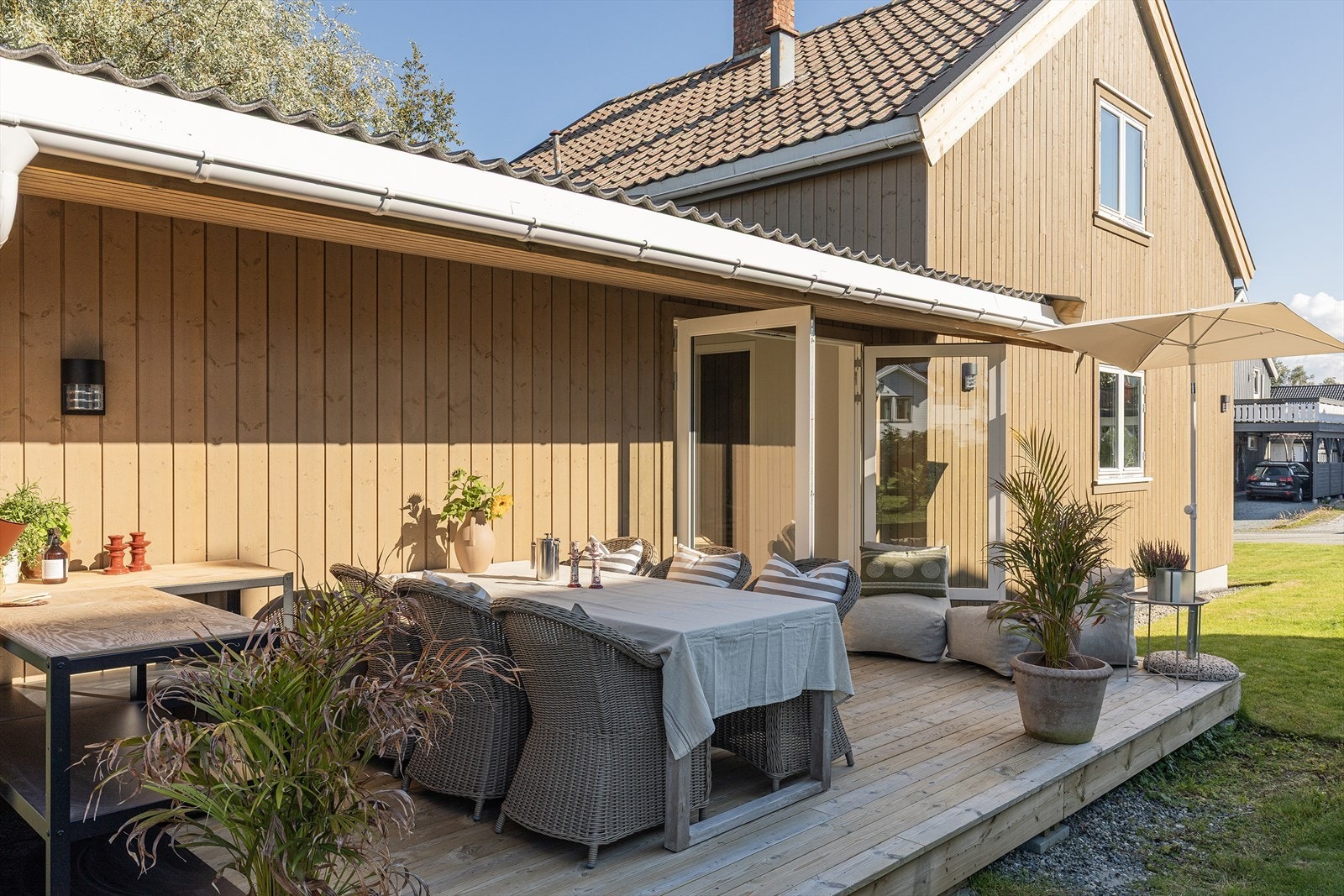 Delvis overbygd vestvendt terrasse Galleribilde