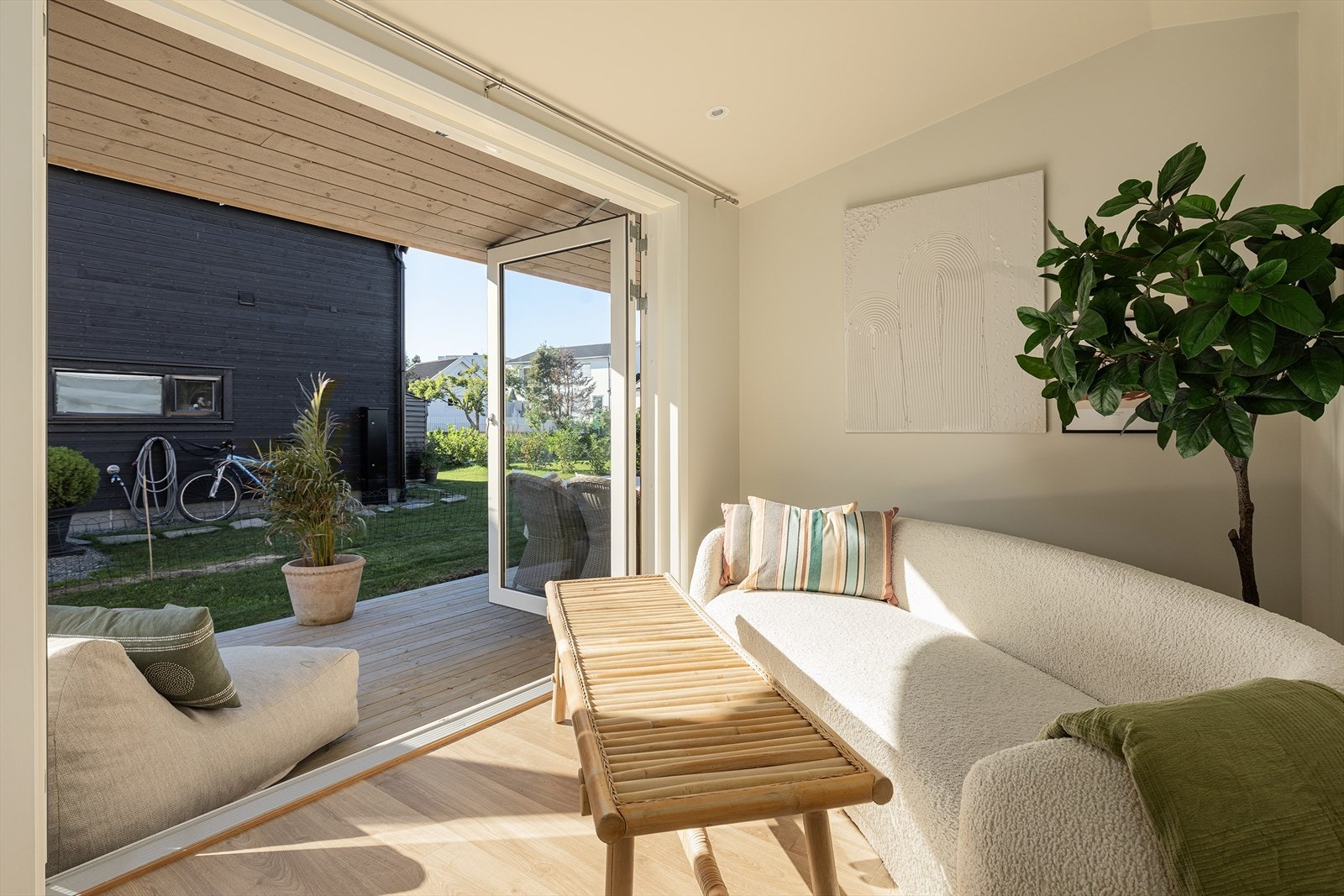 Fra stuen/kontoret/soverommet i 1. etasje er det utgang til en vestvendt terrasse. Galleribilde