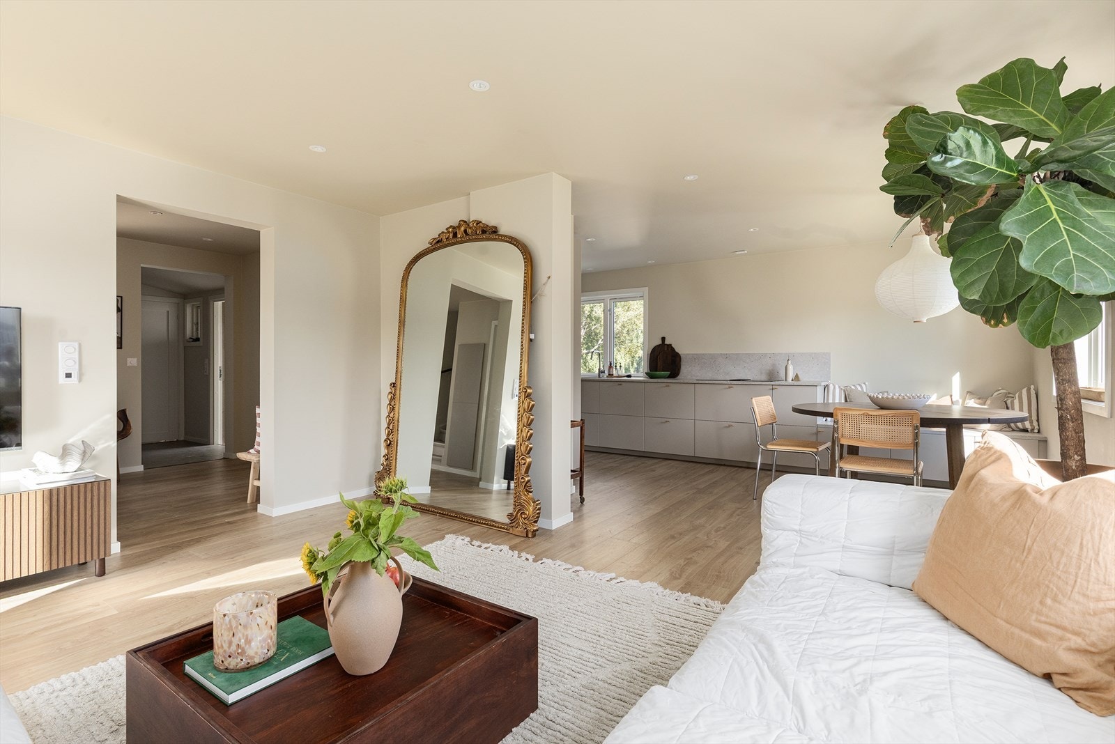 I himling er det etablert regulerbare downlights som behagelig belysning Galleribilde