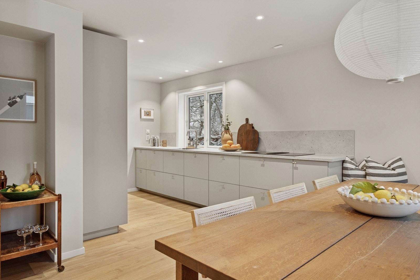 Smakfull kjøkkeninnredning med integrerte hvitevarer. Her er det god skap- og benkeplass. Galleribilde