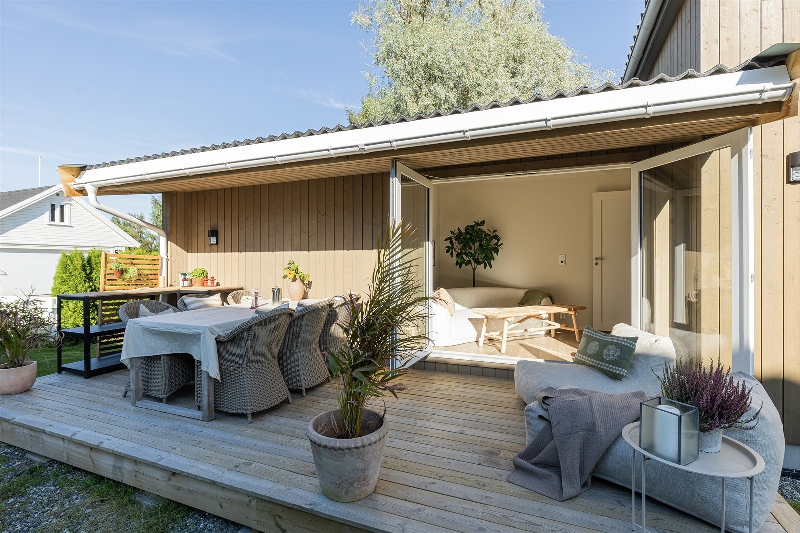 Delvis overbygd vestvendt terrasse Galleribilde