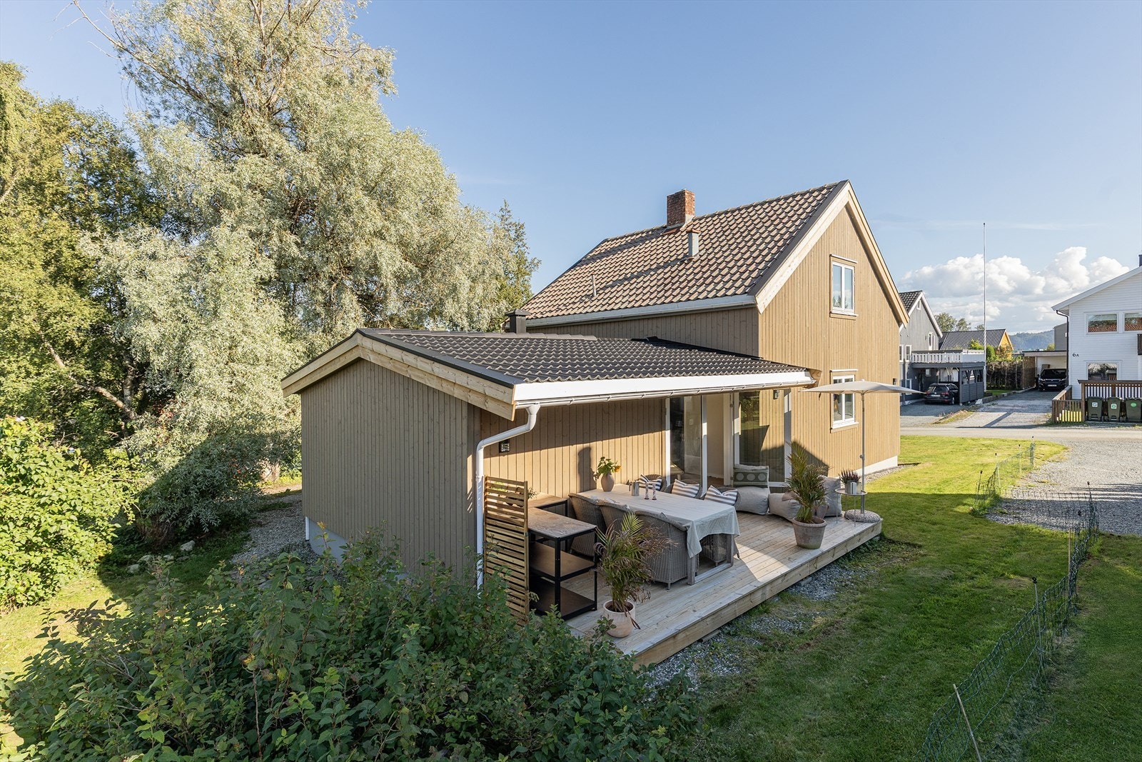 Vestvendt uteplass. Galleribilde