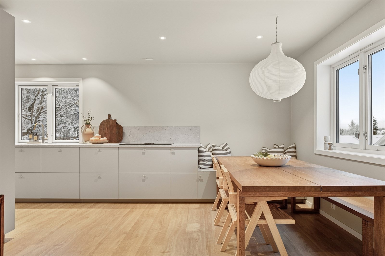 Det er en delvis åpen løsning slik at du får en naturlig avgrensning mellom stue og kjøkken. Galleribilde