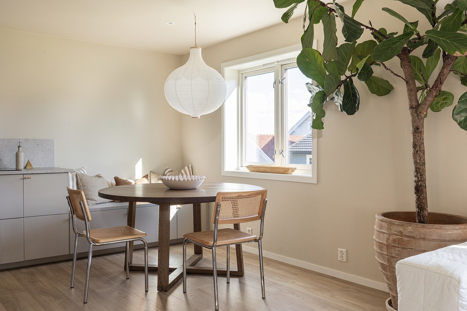 Naturlig plassering av spisebord mellom kjøkken og stue Galleribilde