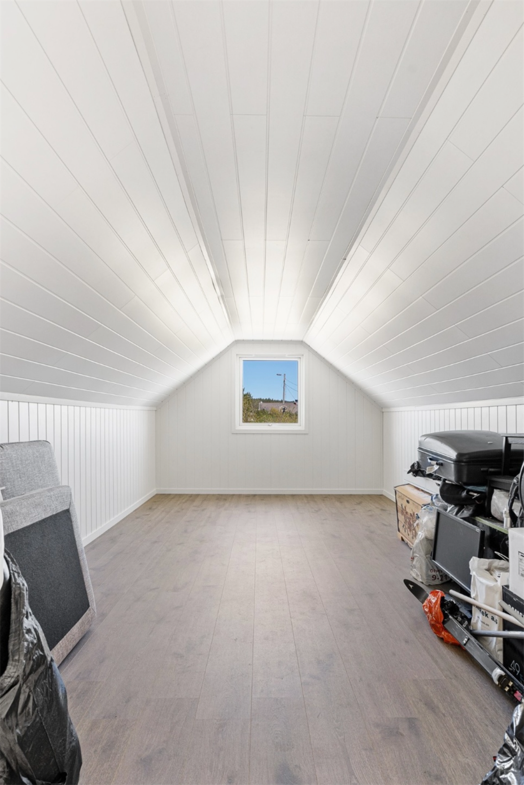 Loftstue over garasje - perfekt til oppbevaring eller TV-stue for de yngre. Galleribilde