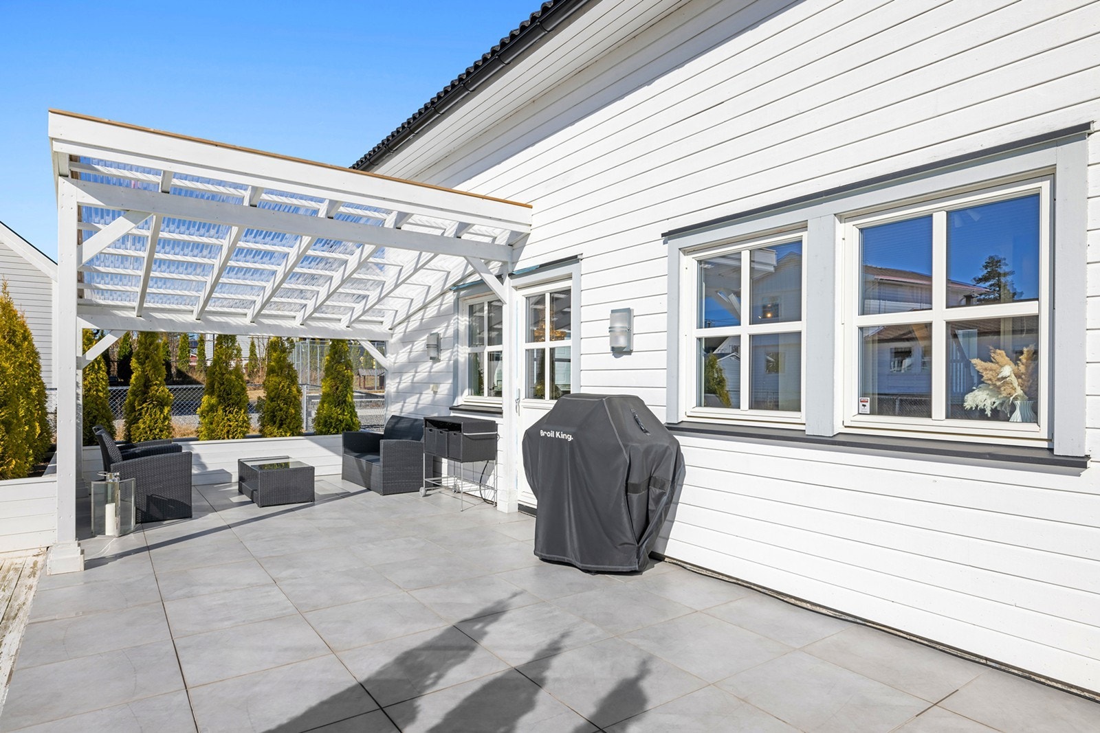 En attraktiv og barnevennlig enebolig med god standard og fine uteområder, dobbelgarasje og flislagt platting. Galleribilde