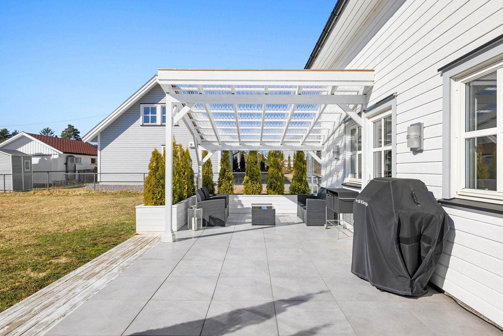 Her kan du enkelt skape en hyggelig uteplass med sofagruppe, spisebord, solsenger og grill. Galleribilde