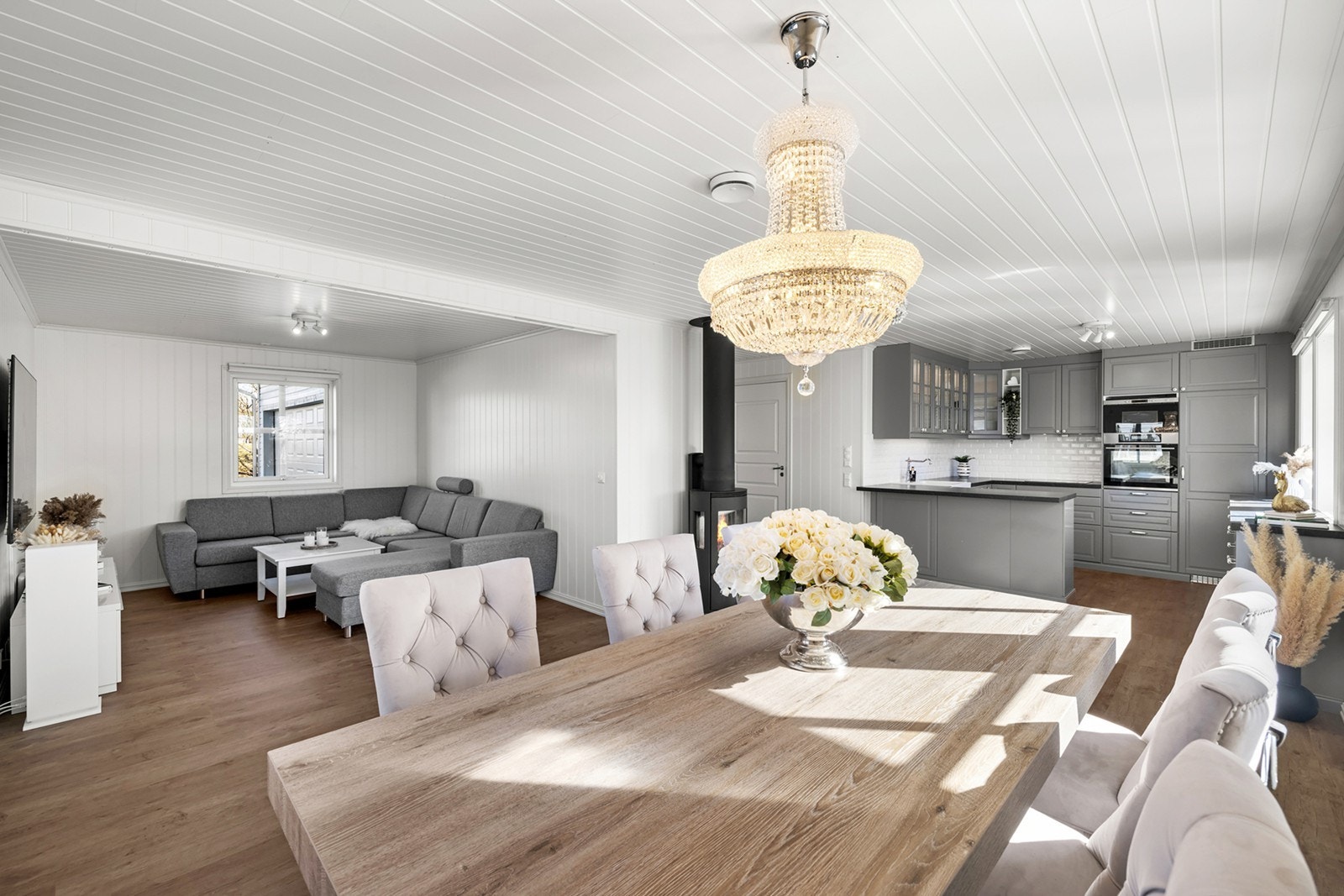 Stuen og kjøkkenet danner et åpent og virkelig lekkert allrom for hele familien, med gode lysforhold via vinduer i tre himmelretninger. Galleribilde
