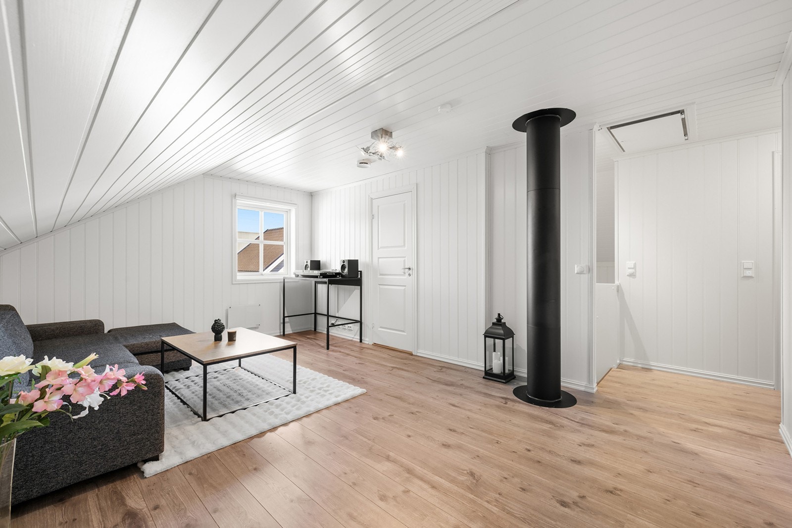 Lys og hyggelig tv-stue som er perfekt for deg med større barn/ungdommer som fortsatt bor hjemme. Galleribilde