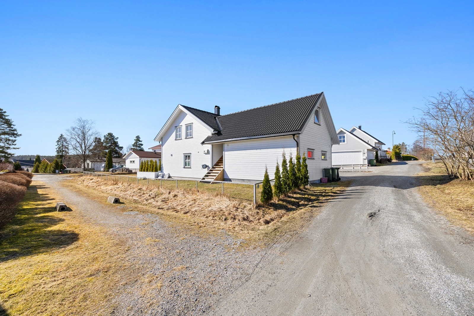 Eiendommen ligger i et barnevennlig og veletablert boligområde rett utenfor Løken sentrum i Aurskog-Høland kommune. Direkte adkomst til loft via trapp. Galleribilde