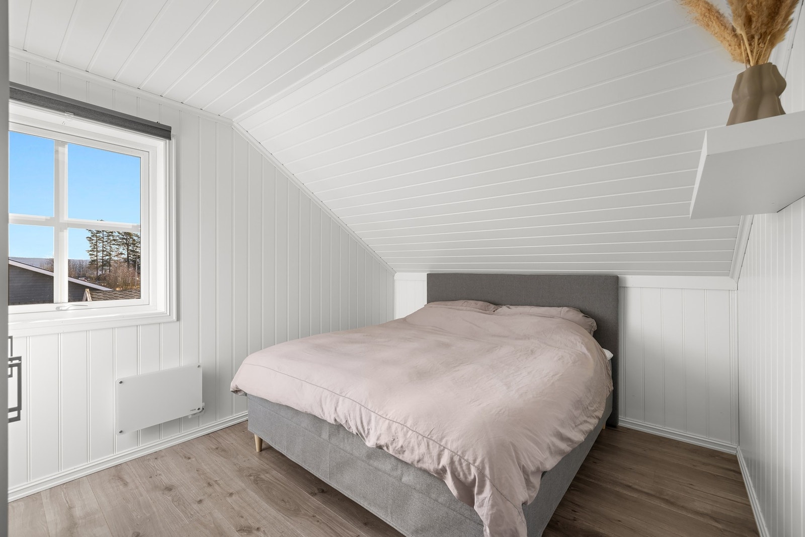 Soverom II - Lyst og luftig soverom med plass til dobbeltseng med tilhørende nattbord. Galleribilde