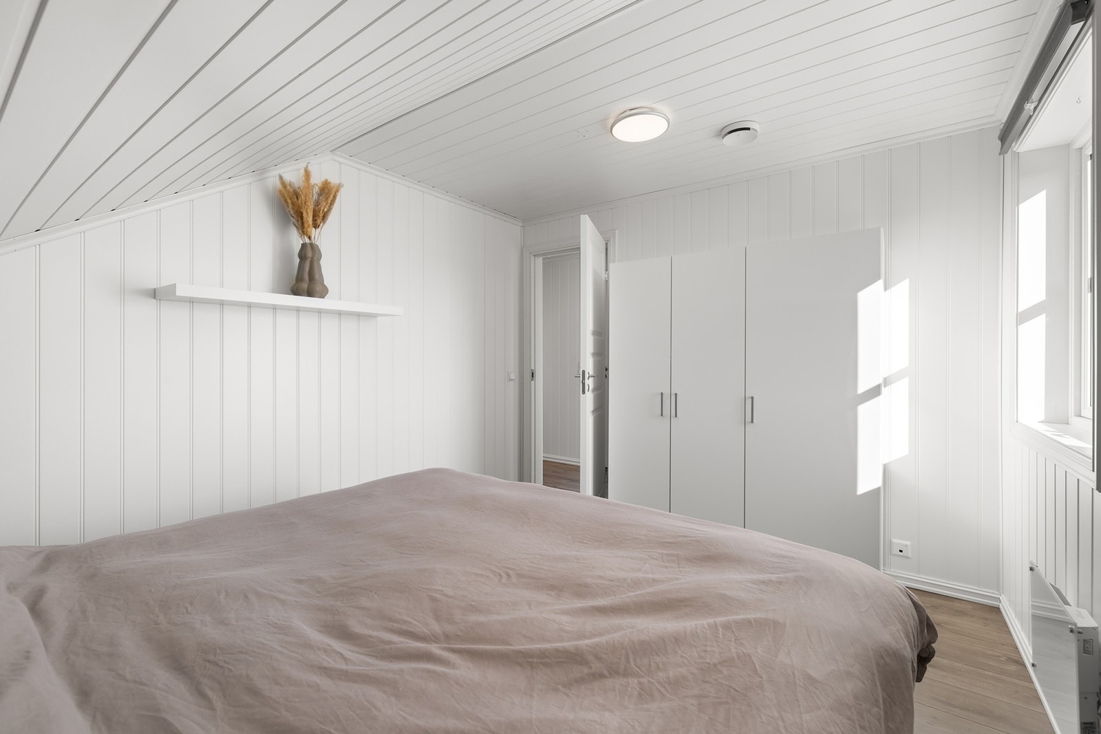Soverom II -Soverommet har ytterligere plass til garderobeskap og kommode. Galleribilde
