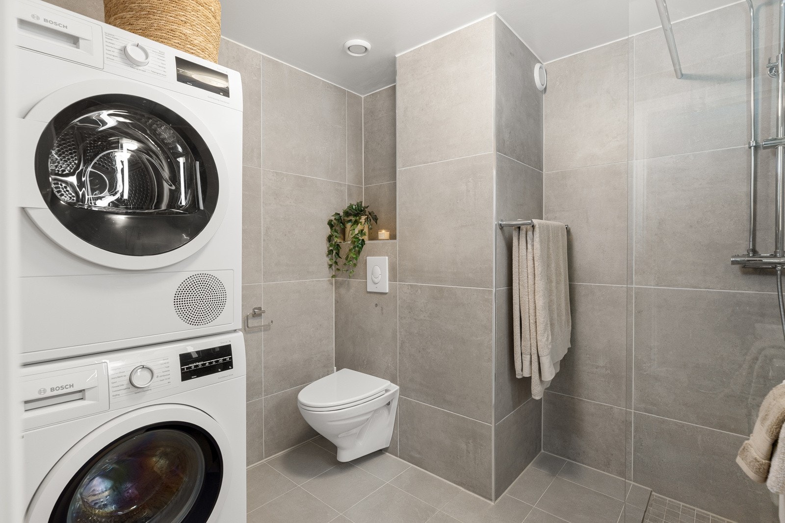 - Flott, flislagt baderom pusset opp i 2022 med opplegg for vaskemaskin - Galleribilde