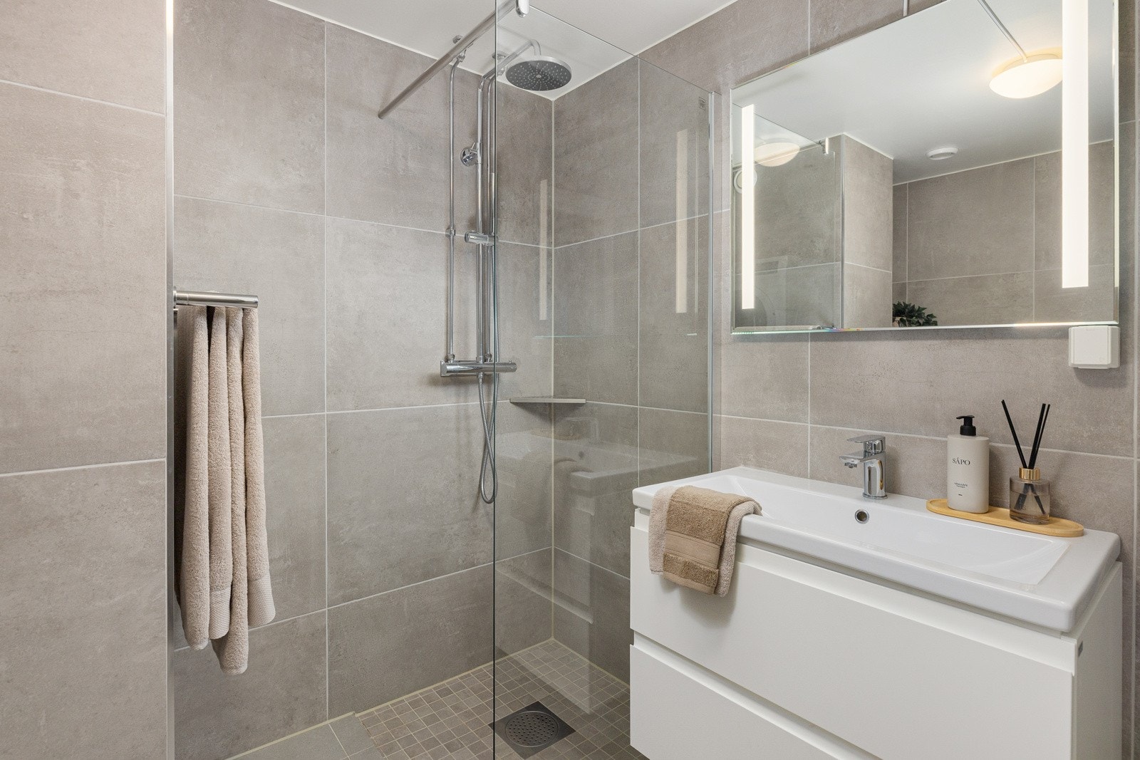 - Badet har mekanisk avtrekk - Galleribilde