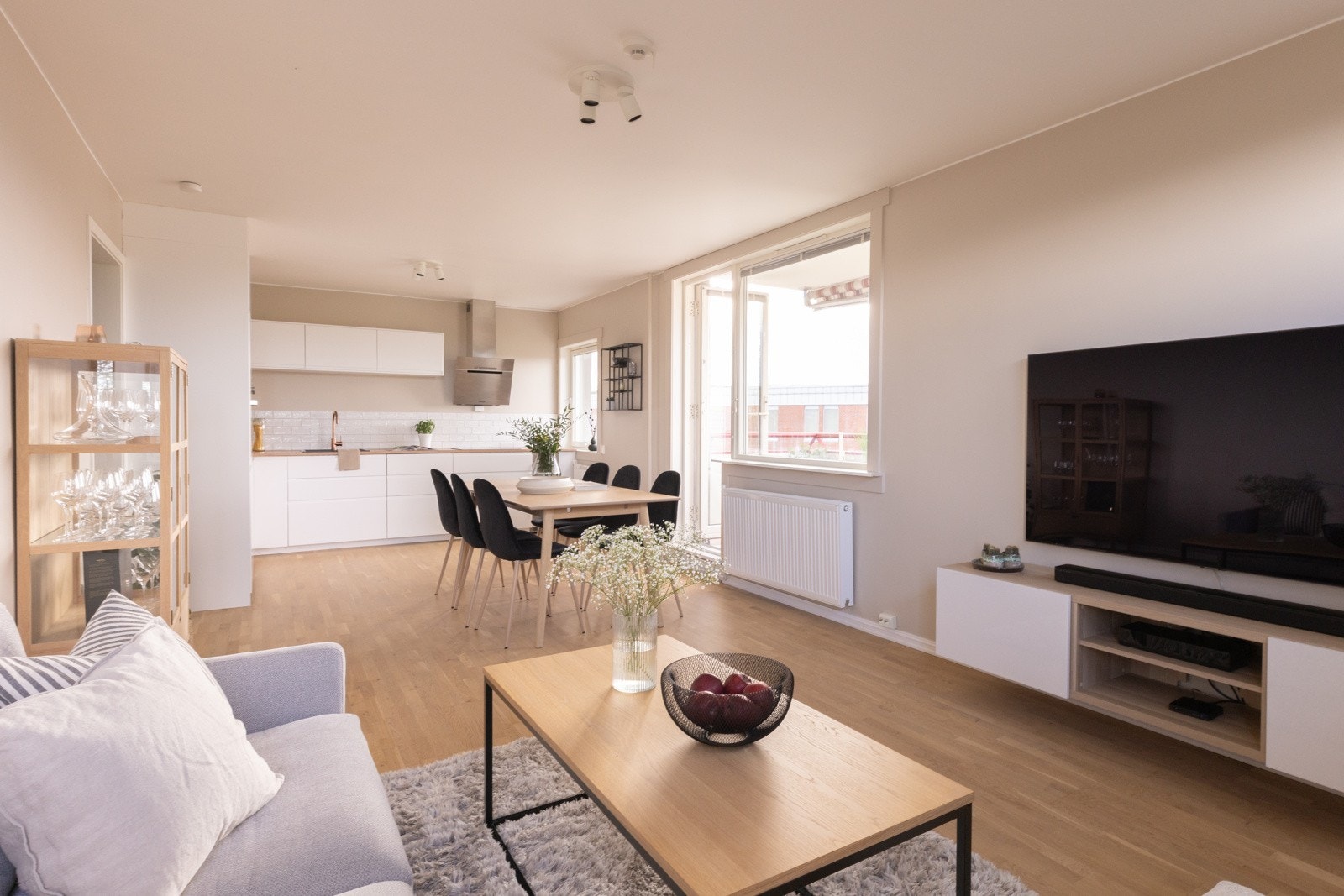 - Leiligheten er malt i lyse, moderne farger som sammen med store vindusflater gir en luftig og god atmosfære - Galleribilde