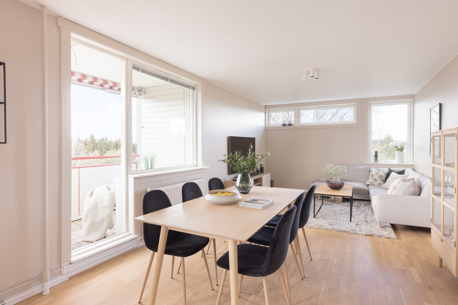 - Leiligheten holder en gjennomgående god standard og oppleves velholdt og innbydende - Galleribilde