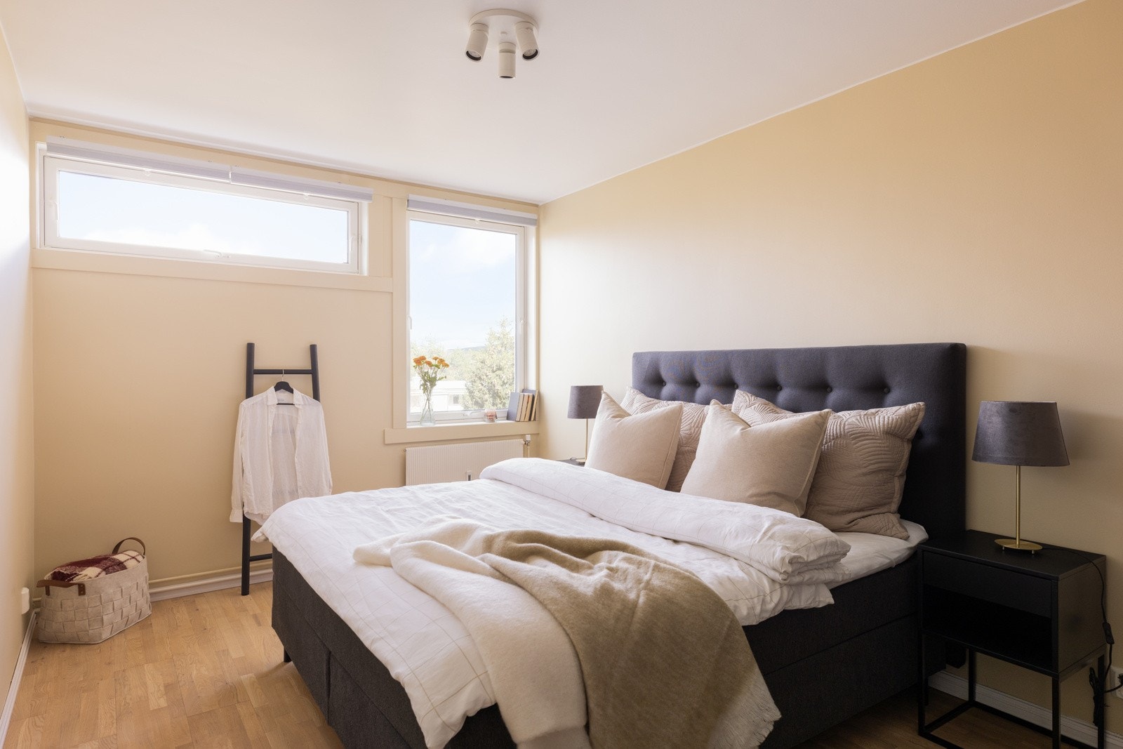 - Innbydende soverom med god plass til stor dobbeltseng og tilhørende nattbord - Galleribilde