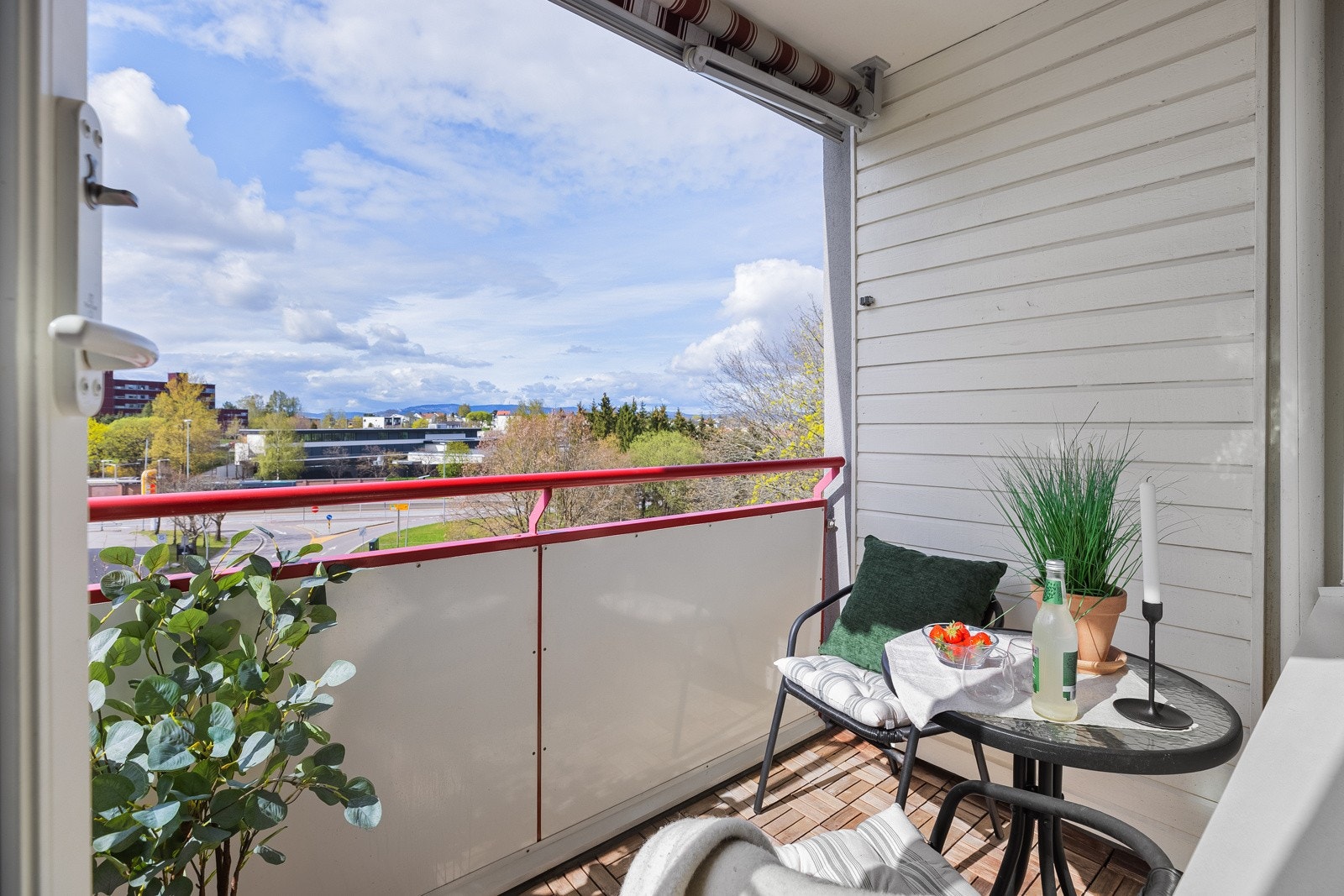 - Solrik balkong med adkomst fra stue - Galleribilde