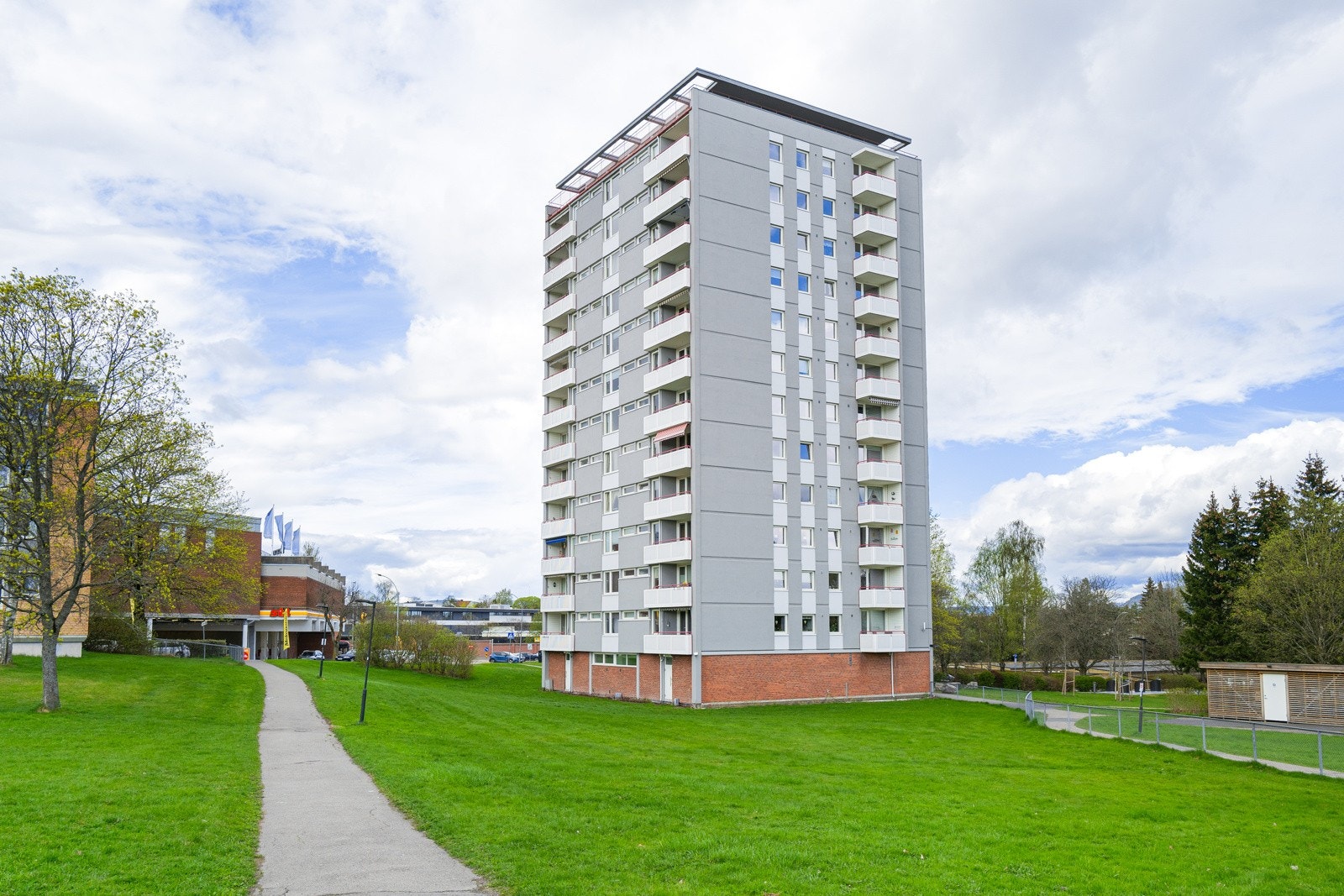 - Borettslaget har noen parkeringsplasser til utleie. Konferer megler for mer informasjon - Galleribilde