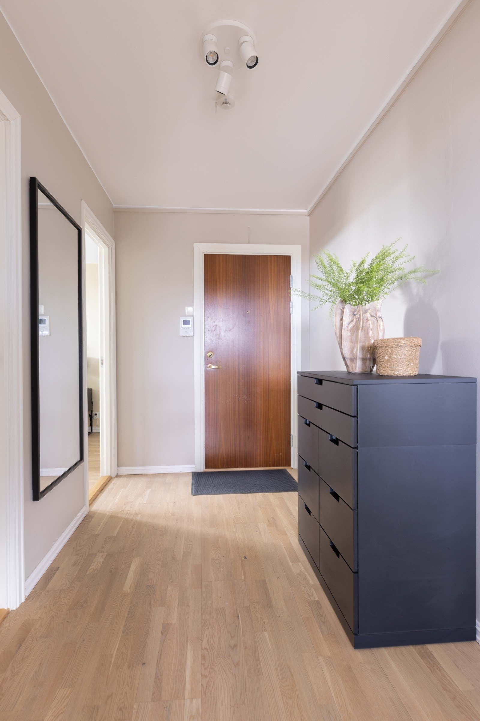 - Her er det god plass til å henge fra seg ytterklær og sko - Galleribilde