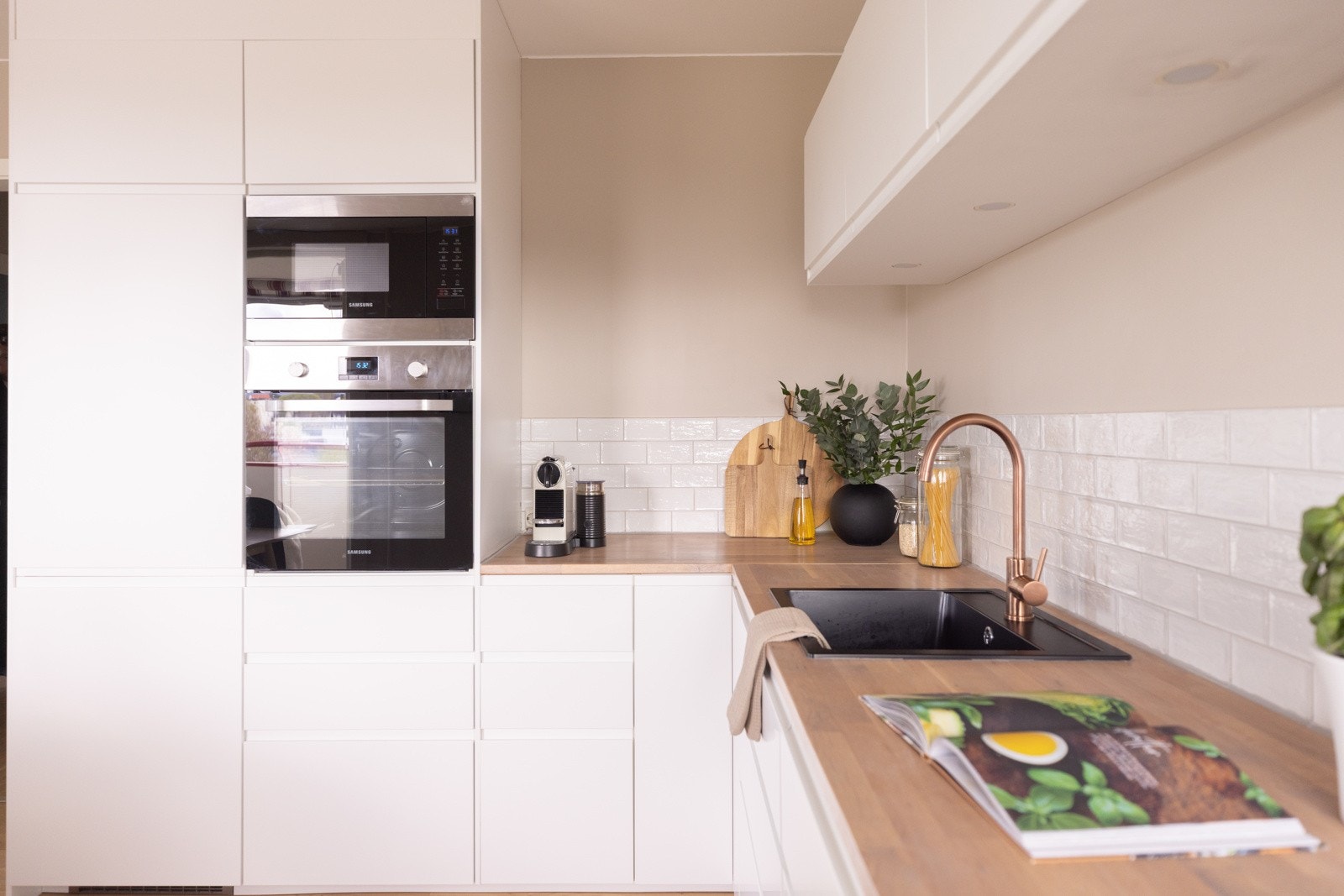 - Heltre benkeplate. Komfyrvakt og waterguard er montert - Galleribilde