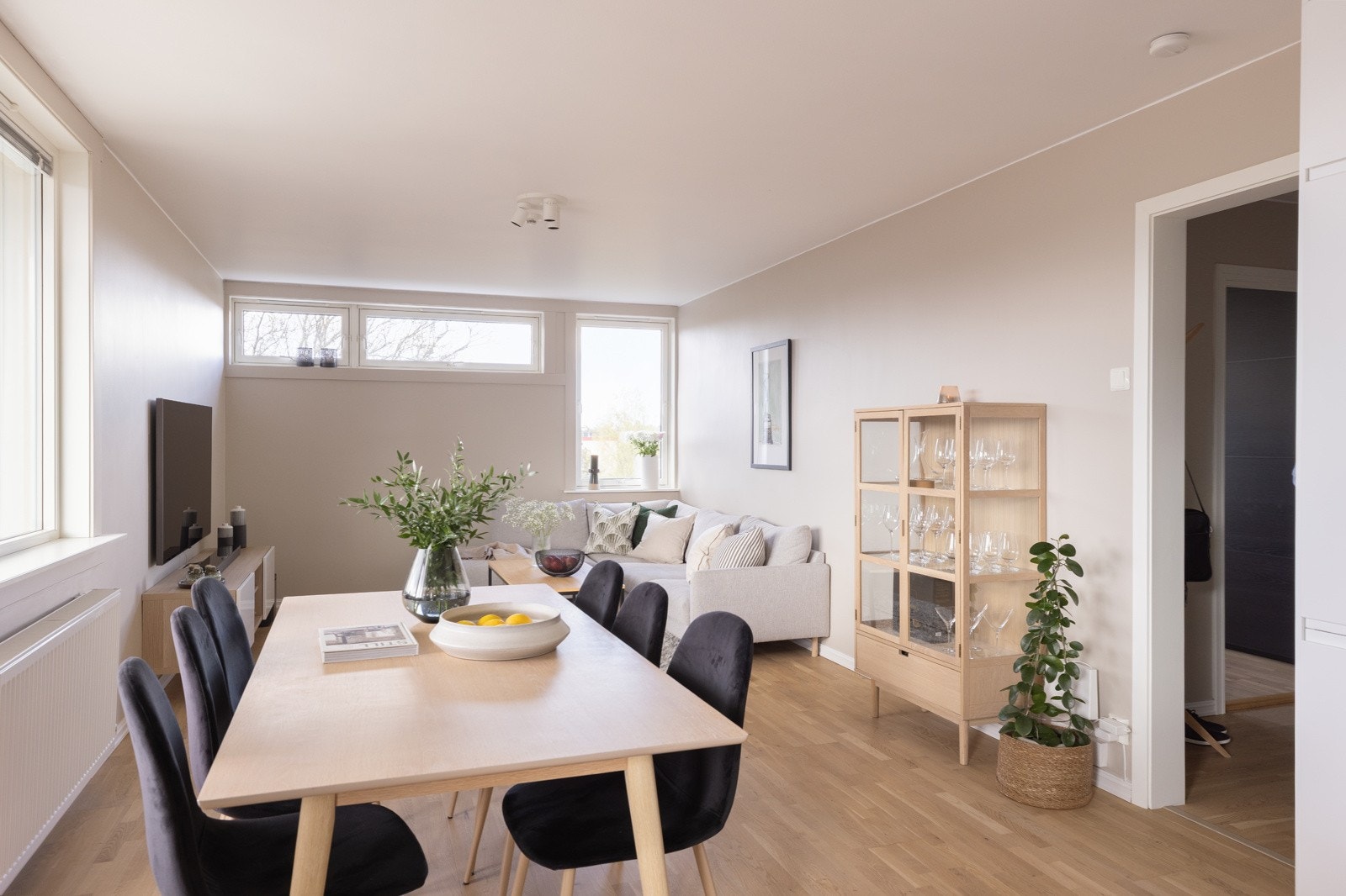 - Stor og romslig stue med god plass til spisebord - Galleribilde