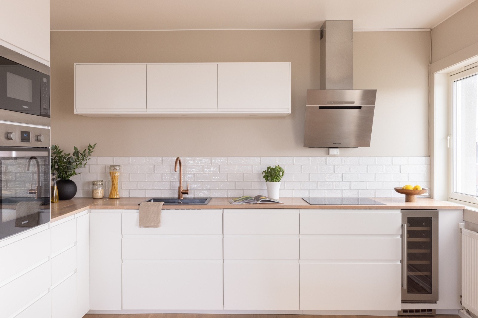 - Delikat kjøkken med god skap -og benkeplass - Galleribilde