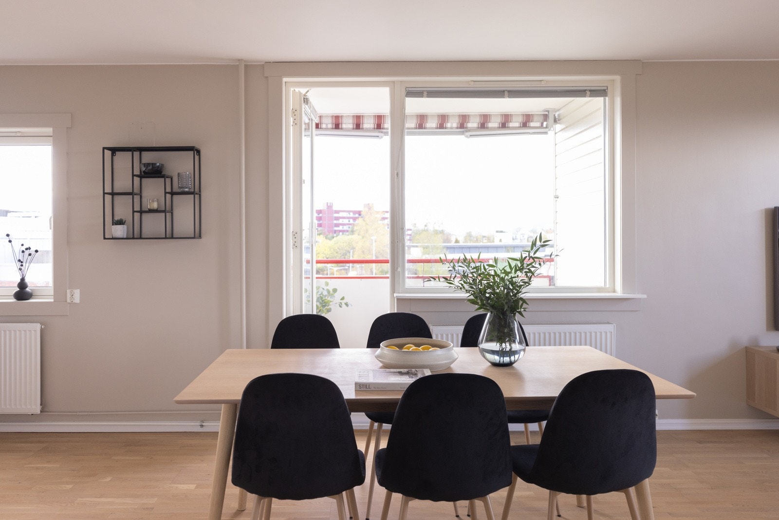 - Store vindusflater gir godt med lysinnslipp - Galleribilde