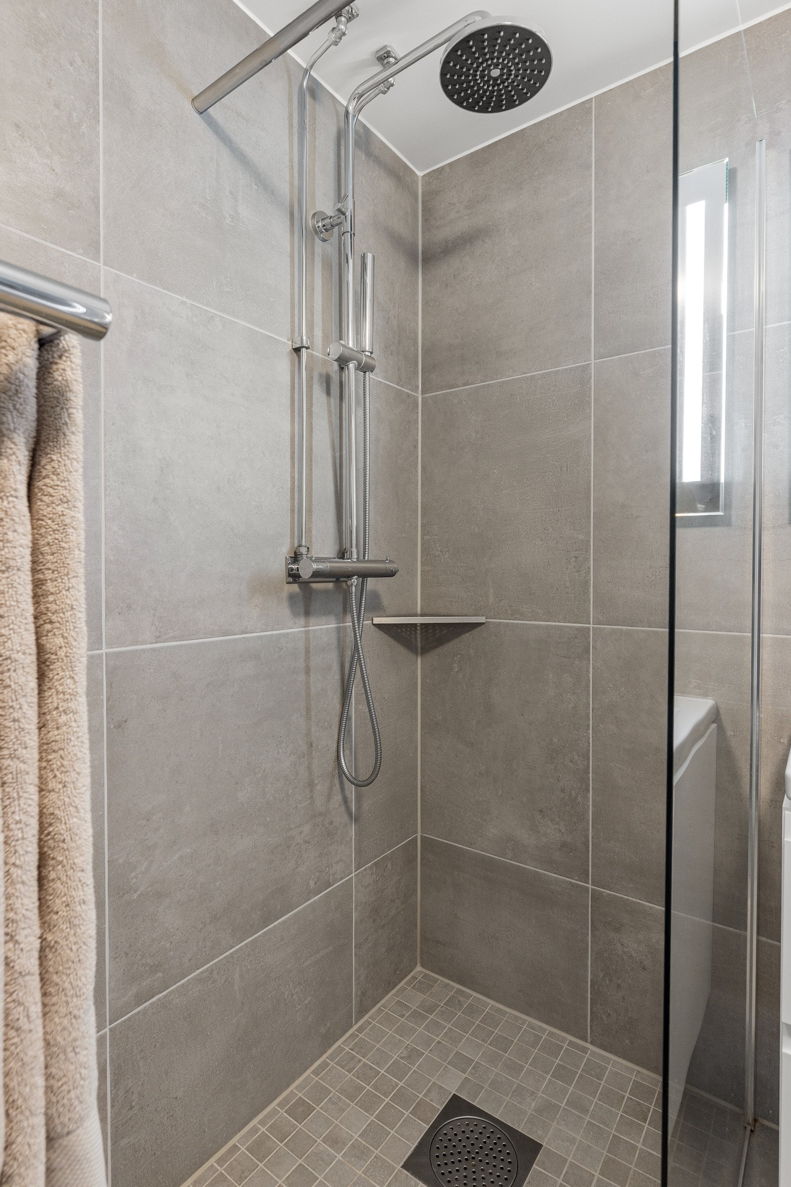 - Regnfallsdusj og glassvegg - Galleribilde