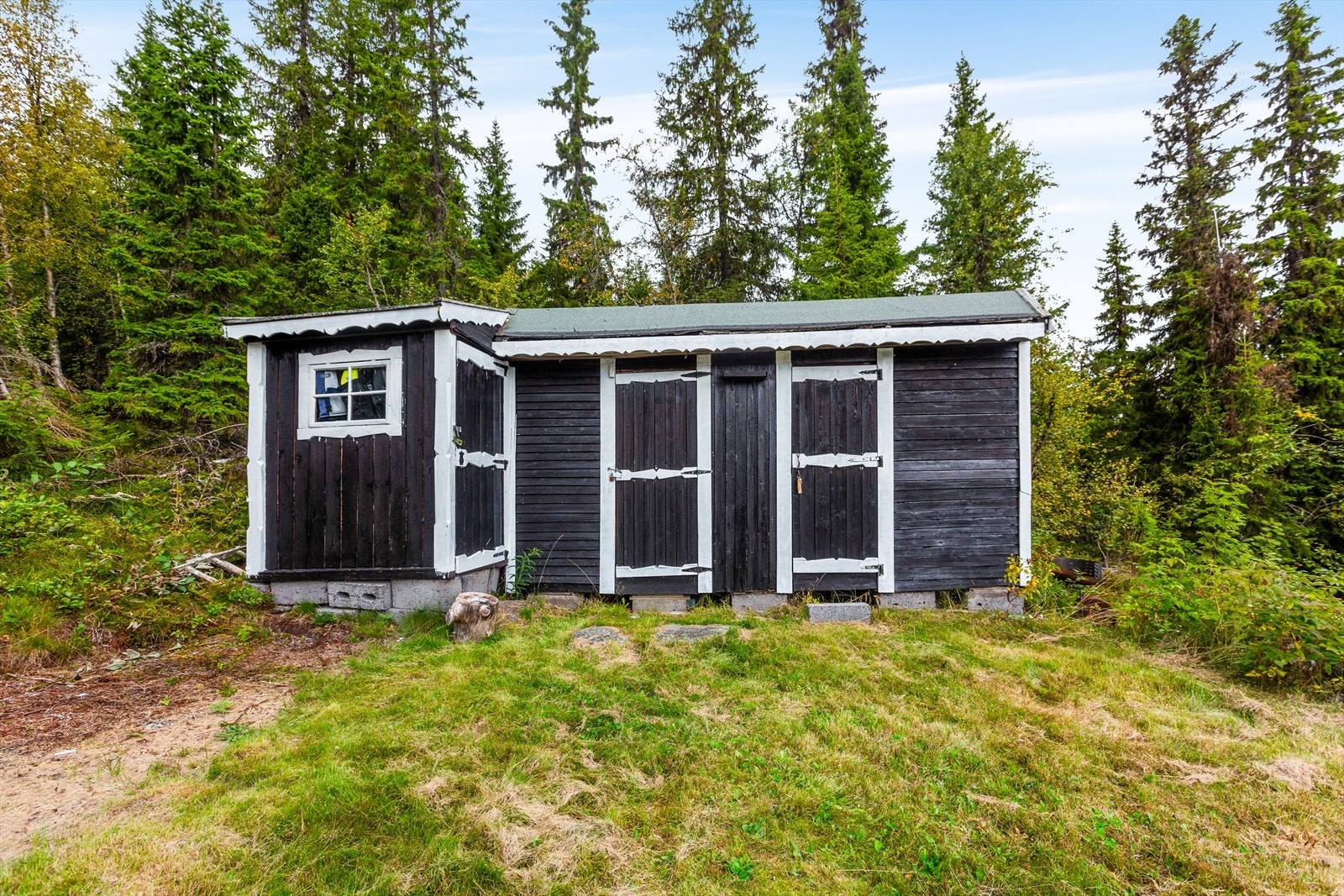 På tunet er det uthus med vedskjul og boder. Galleribilde