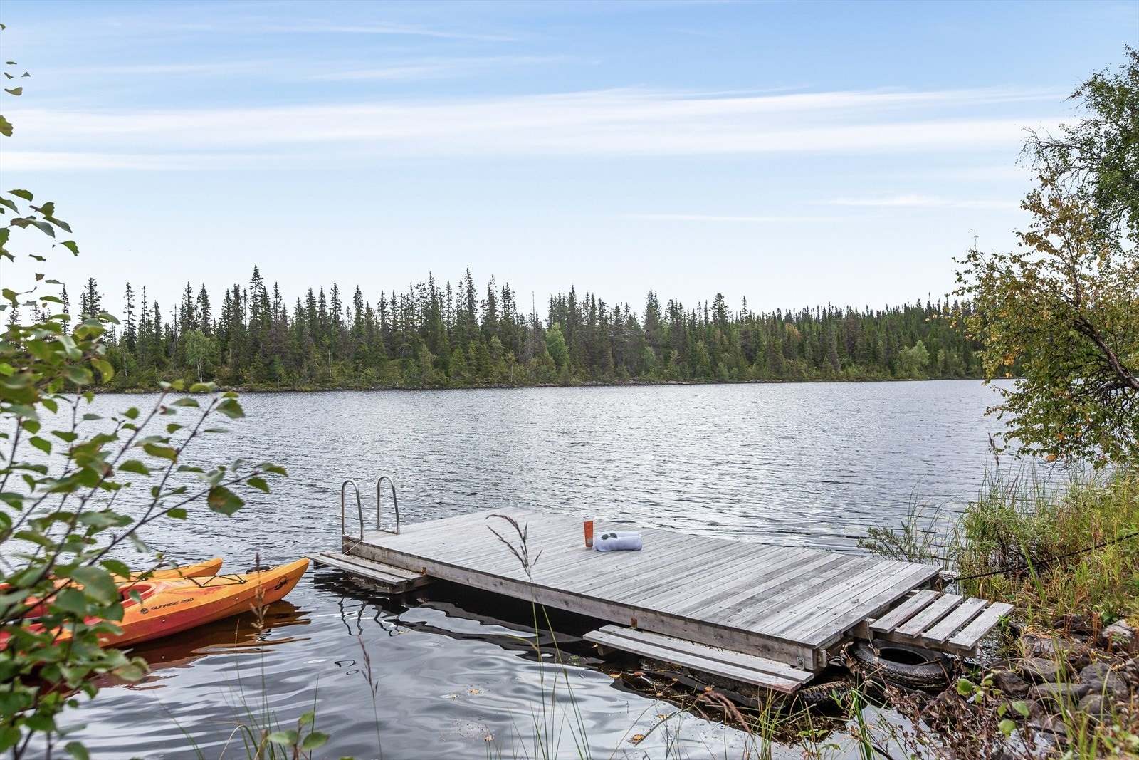 Det blir fort godt og varmt i vannet, og eier opplyser om varmerekord på 20 grader etter snaue 3 uker fra issmelting i medio mai. Badetemperaturer på 24 grader er ikke uvanlig. Galleribilde
