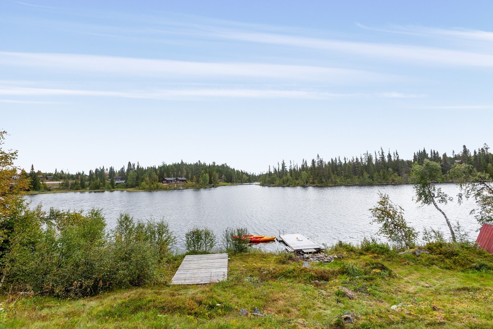 Hytta ligger ca. 15 m fra vannkanten hvor den har tinglyst båtrett og egen flytebrygge. Galleribilde