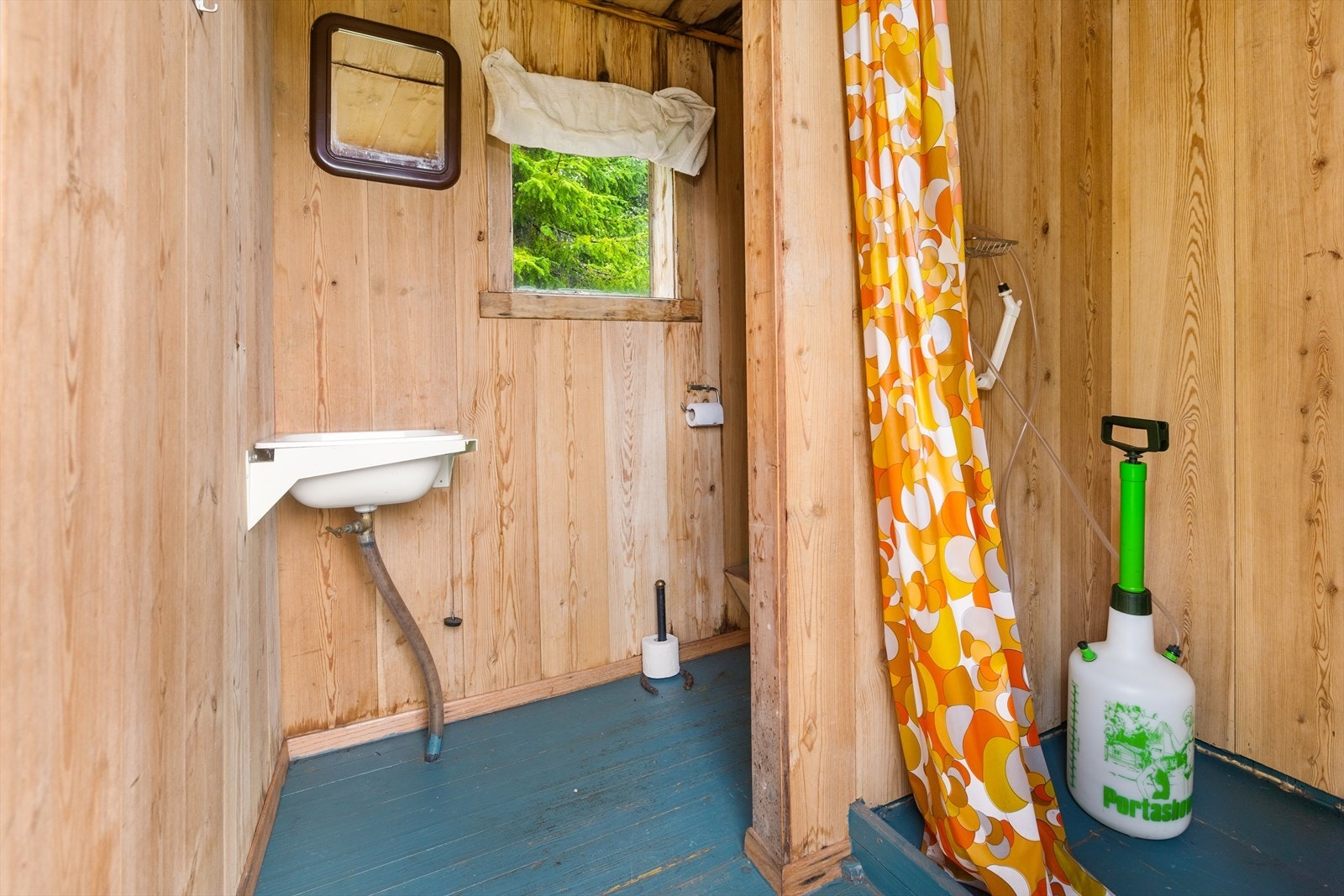 I en av disse er det enkelt vaskerom med bøttedo og servant med gråvannsavløp, mens en annen har blitt benyttet til oppbevaring av kajakker o.l. Galleribilde