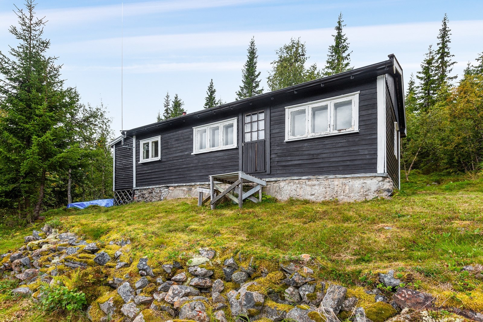 Hytta ligger på en idyllisk naturtomt i hellende terreng ned mot vannet Vesle Øyangen. Galleribilde