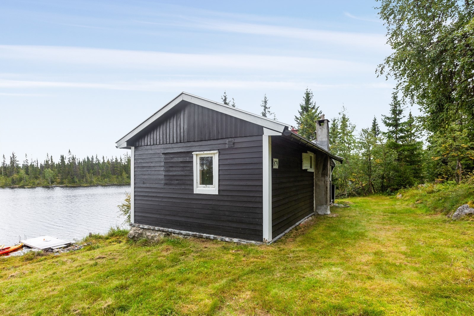 Hytta er enkel uten vann/avløp og strøm, samt har behov for oppgradering og renovering, men dette er en hytte med sjel og særpreg! Galleribilde