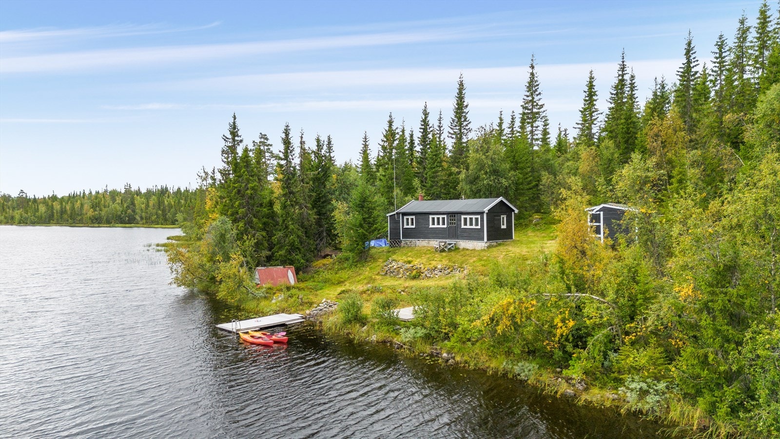 Hytta ligger i et område med rikt dyreliv og mange spennende spor i snøen. Ut over våren, og i sene påsker, kan en gjerne høre orrhaneleik på isen og myrene. Selger har observert et rikt fugleliv med bl.a. storlom, rovfugl og mange ender. Galleribilde