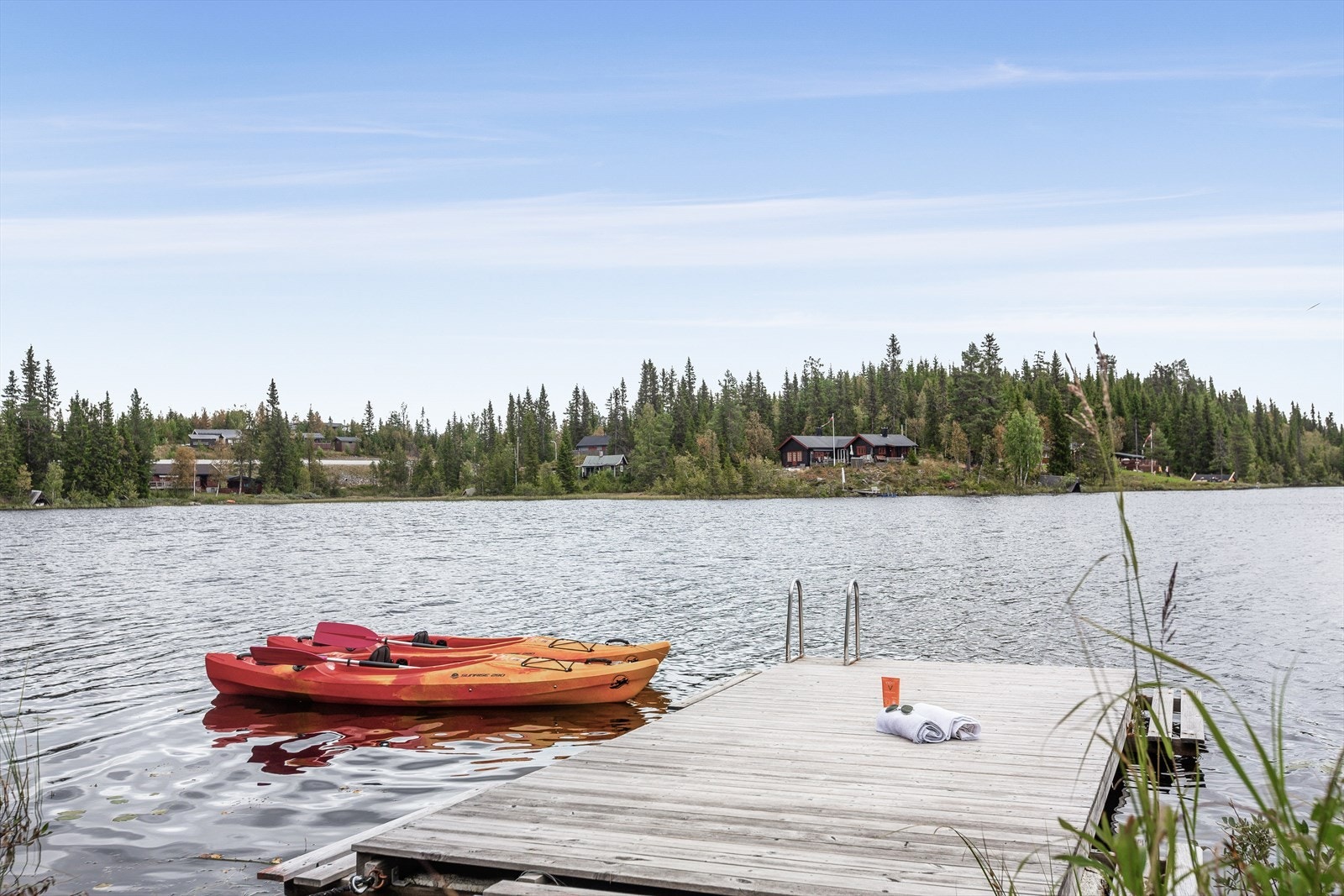 Med sin fine nærhet til vannet er bading, fiske, robåt, kajakk og kano aktiviteter som naturlig vil fylle solrike sommerdager, mens nydelig turterreng med fine stier og flotte skiløyper tar en til topper med vid utsikt året rundt. Galleribilde