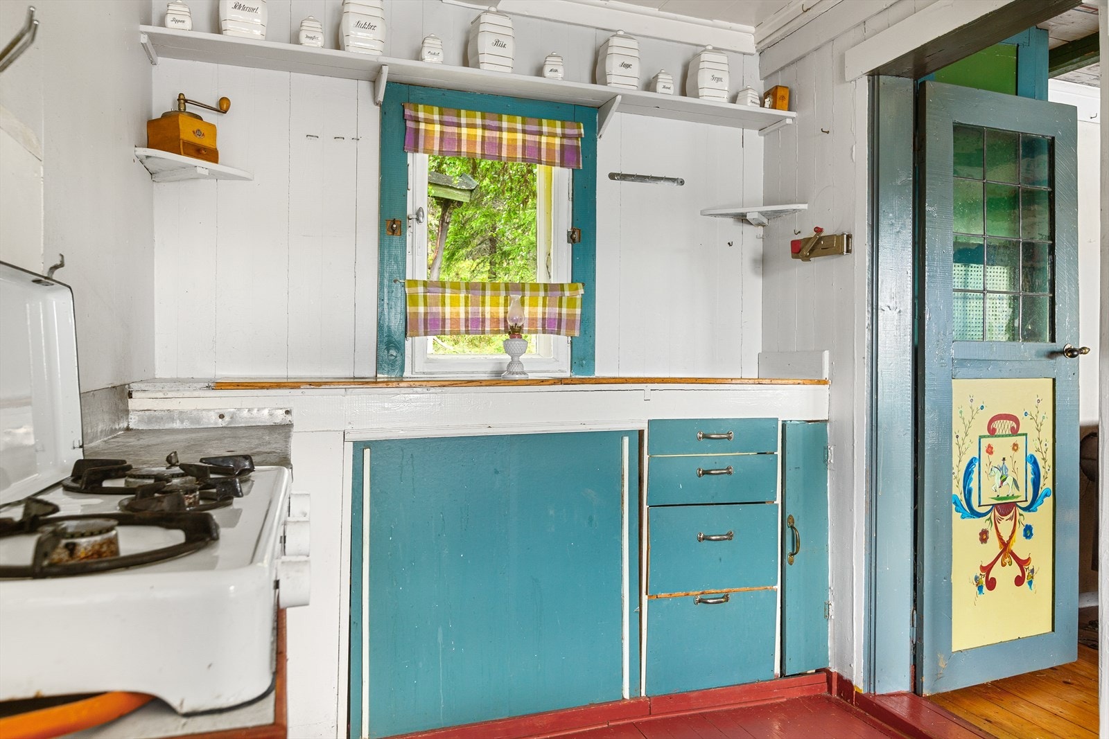 Kjøkkenet er meget enkelt med eldre, plassbygd kjøkkeninnredning og gass kokeapparat. Galleribilde