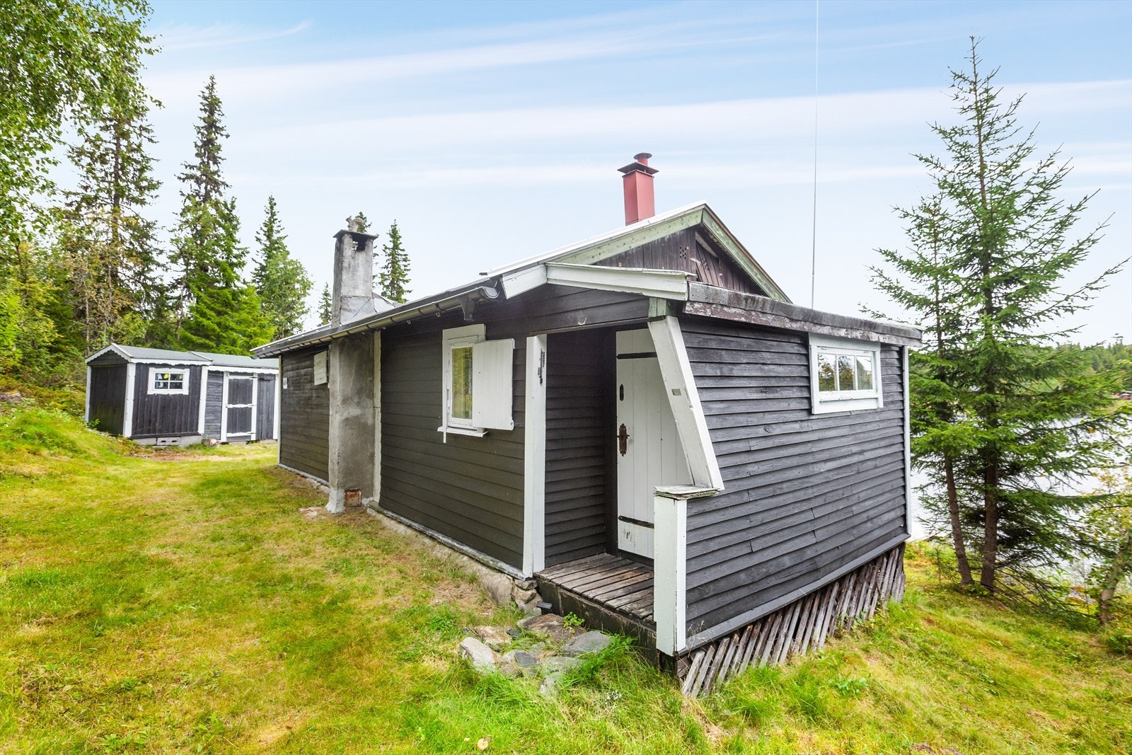 Hytta har ikke innlagt strøm, men det er strøm i området med mulighet for å koble seg til. Galleribilde
