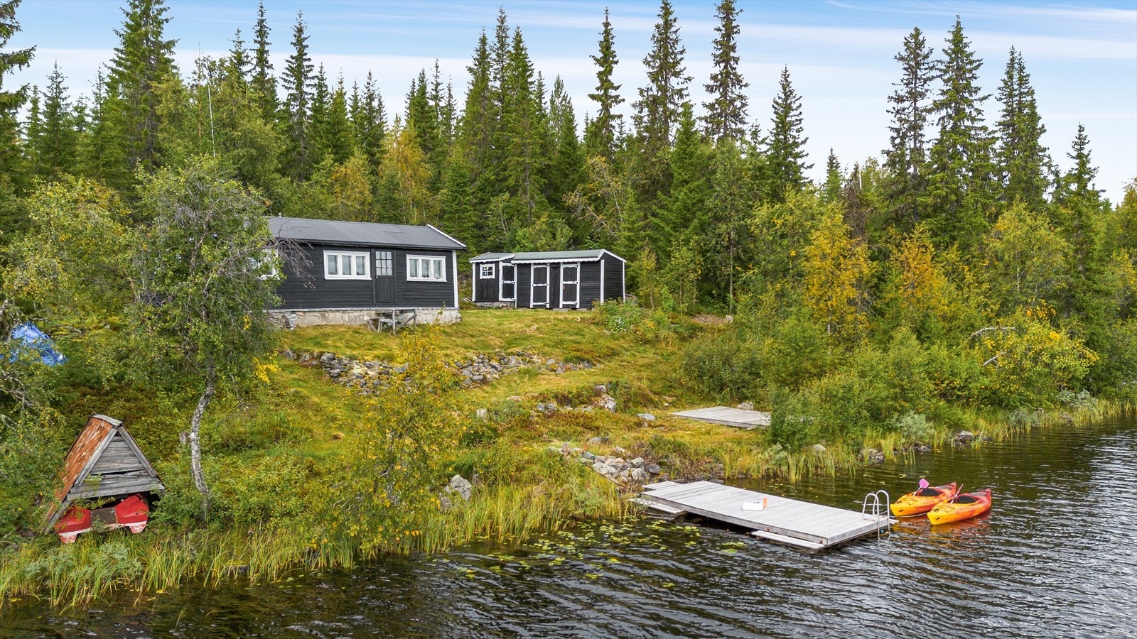I vannet er det både ørret, abbor og sik, så her kan det bli fersk fisk til middag, bare husk å løse fiskekort først! Galleribilde