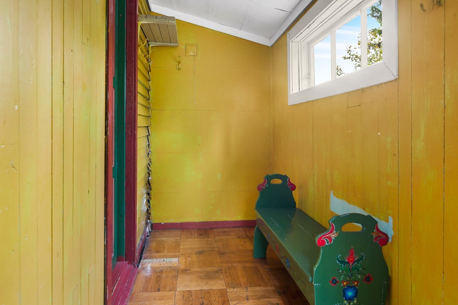 I hytta er det også en tilbygd gang med garderobeplass. Galleribilde